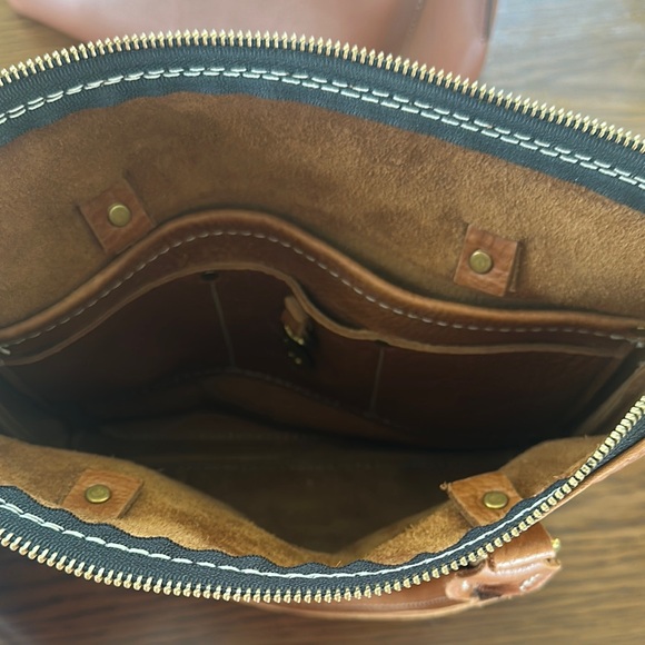 Finns Fickle Leather Rover Crossbody - Picture 4 of 5